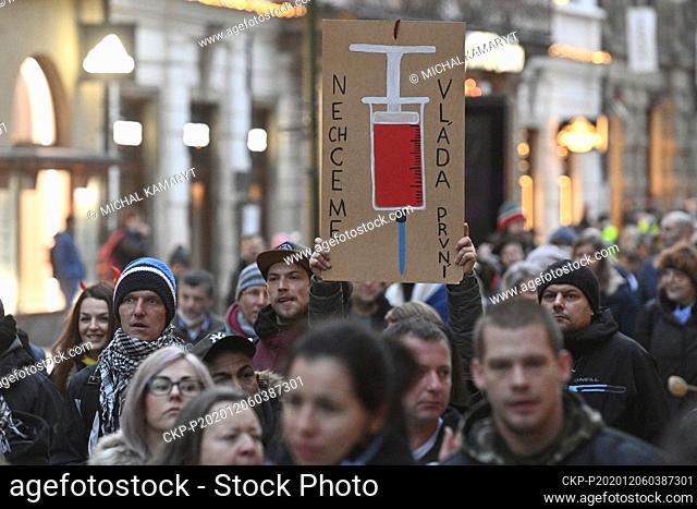 Hundreds of protesters against the government anti-coronavirus measures met in Wenceslas and Palacky squares in Prague centre and after speeches