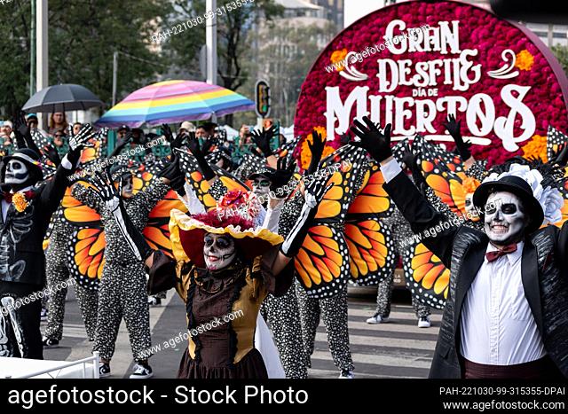 29 October 2022, Mexico, Mexiko-Stadt: Participants in the Day of the Dead parade in Mexico City are dressed as monarch butterflies