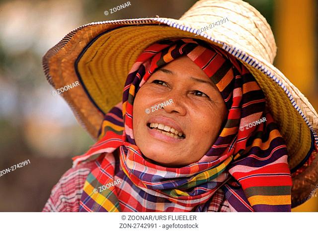 Eine Bauernfrau bei der Stadt Khorat in der provinz Nakhon Ratchasima im Nordosten von Thailand im Suedwesten von Thailand in Suedostasien