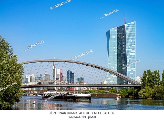 Ansicht von Frankfurt am Main mit EZB und Skyline im Hintergrund