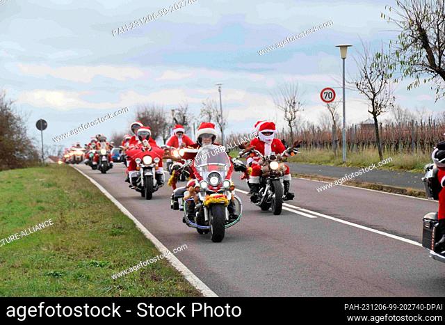 06 December 2023, Rhineland-Palatinate, Neustadt an der Weinstraße: The ""Harley Davidson Riding Santas"" are ""on the road again"" on St