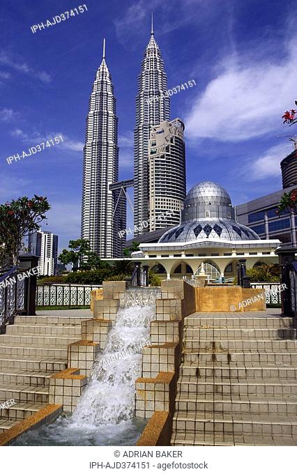 Malaysia - Kuala Lumpur, Masjid Asy Syakirin Asy Syakirin Mosque and the Petronas Twin Towers