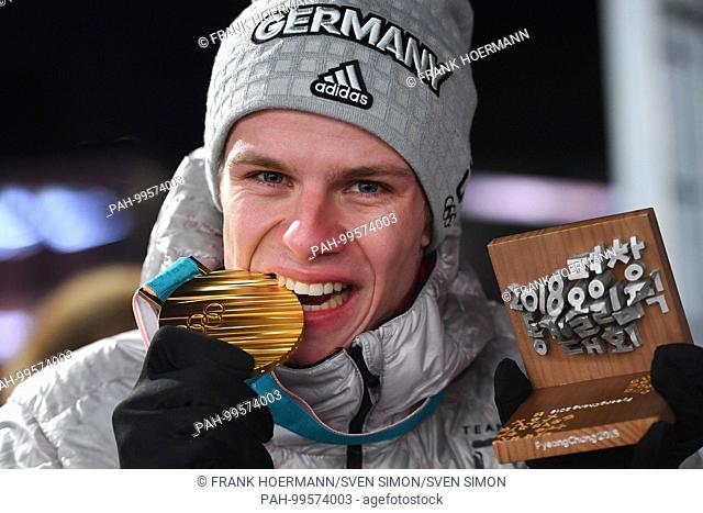 Andreas WELLINGER (GER) beisst in seine Goldmedaille, Olympiasieger, Medaille. 1. Platz, Goldmedaillengewinner, Gold, Goldmedaille, Olympiasieger