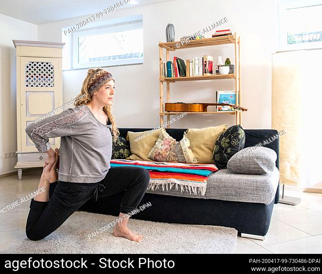 09 April 2020, North Rhine-Westphalia, Wuppertal: Emma Barrowman, Canadian dancer and member of the Tanztheater Wuppertal ensemble, trains at home