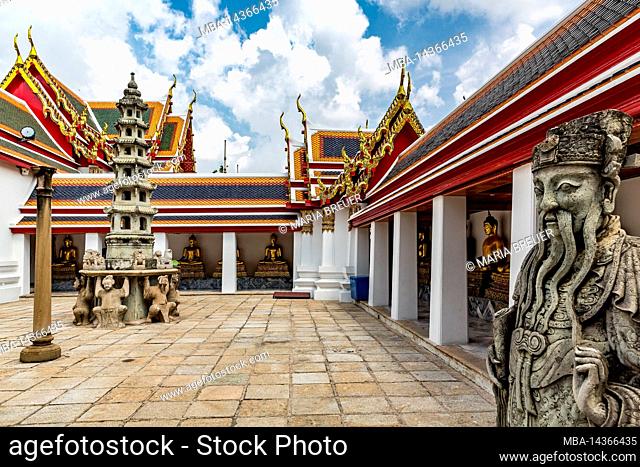 Inner courtyard with Tha, Chinese pagoda and granite sculptures, pavilion with sitting Buddha sculptures, temple complex Wat Pho, Temple of the Reclining Buddha