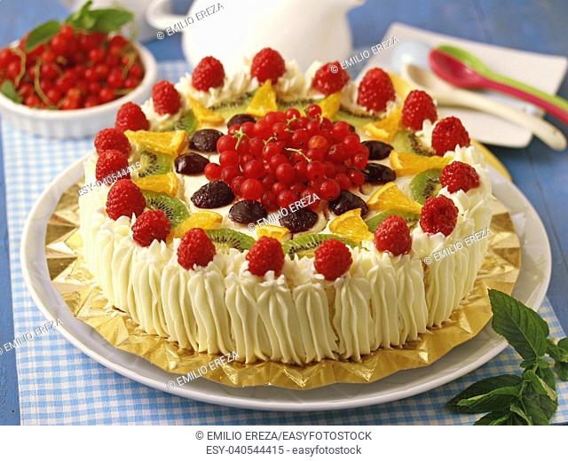 Cream tart with fruit