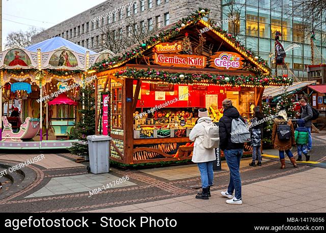 Essen, North Rhine-Westphalia, Germany - Christmas market in Essen in times of the corona pandemic under 2G conditions. Visitors to Kennedyplatz must have...