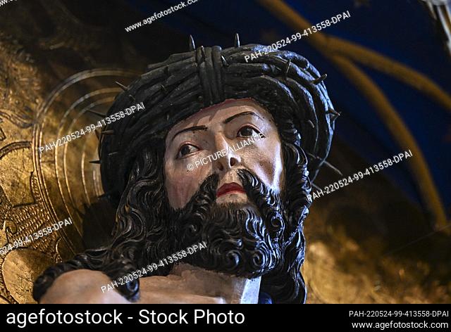 24 May 2022, Saxony-Anhalt, Köthen: A carved figure of Christ stands in the center of the feast side of the late Gothic high altar in the Lutheran Church of St