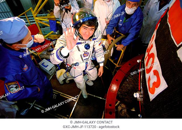 Cosmonaut Salizhan S. Sharipov, Russia's Federal Space Agency Expedition 10 flight engineer and Soyuz commander, donned his launch and entry suit and climbed...