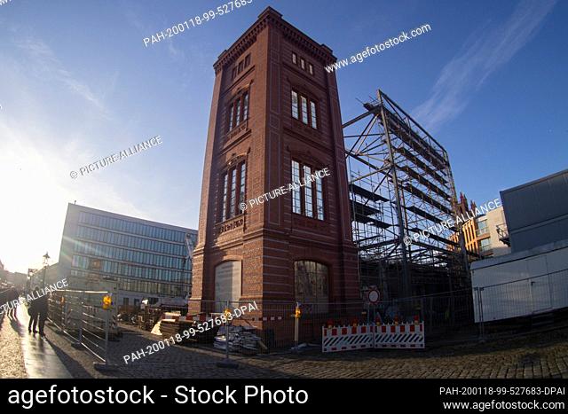 18 January 2020, Berlin: Blue sky frames the sample corner of Schinkel's Bauakademie made of original stones in the backlight of the sun on the mock-up of the...