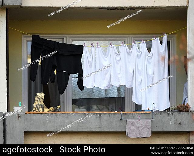 10 January 2023, Brandenburg, Potsdam: White and black laundry hangs on a line on the balcony of an apartment building. Photo: Soeren Stache/dpa