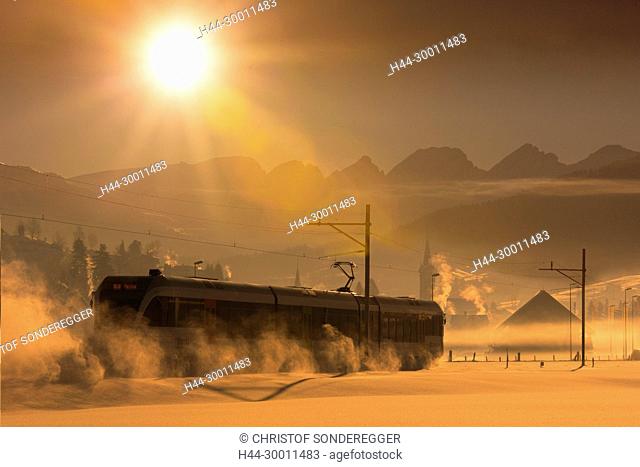 Thurbo Zug im Winter bei Ebnat-Kappel im Toggenburg vor den Churfirsten