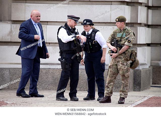 Armed police and military protecting Buckingham Palace. Featuring: Atmosphere Where: London, United Kingdom When: 24 May 2017 Credit: Seb/WENN.com