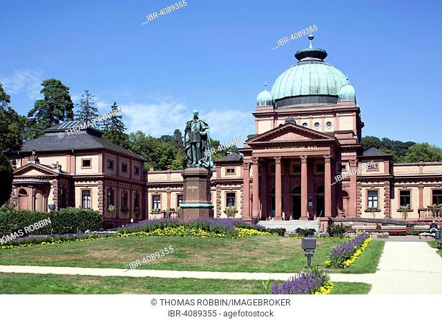 Kaiser Wilhelm spa hotel, built in 1890 as a royal spa, bath and therapy centre, a statue of Kaiser Wilhelm I in front, spa gardens, Bad Homburg, Hesse, Germany