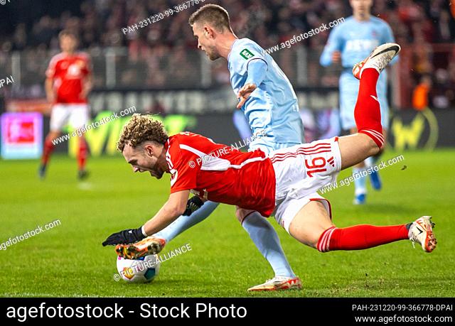 20 December 2023, Berlin: Soccer: Bundesliga, 1. FC Union Berlin - 1. FC Köln, Matchday 16, An der Alten Försterei. Berlin's Benedict Hollerbach (l) fights for...