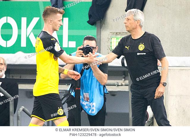 Marco REUS (left, DO) has been substituted and gives Lucien FAVRE (coach, DO) the hand, replacement, substituted, half figure, half figure, gesture, gesture