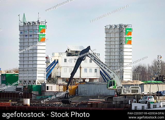 01 March 2022, Schleswig-Holstein, Brunsbüttel: Construction work for the 5th lock chamber is being carried out on the lock island