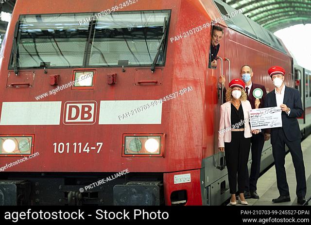 03 July 2021, Saxony, Dresden: Stefan Drechsler (l-r), train driver, Ines Fröhlich, State Secretary in the Saxon State Ministry of Economics