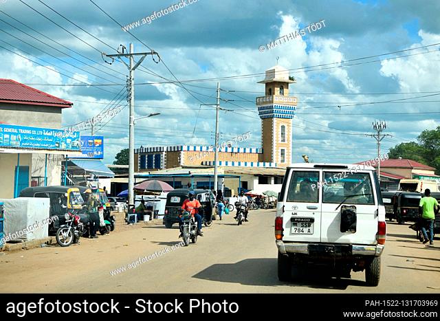 Straßenszene in einem der Marktviertel der südsudanesischen Hauptstadt Dschuba, im Hintergrund eine Moschee in dem sonst eher christlich orientierten Land