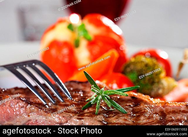 Gabel auf einem Steak vom Grill