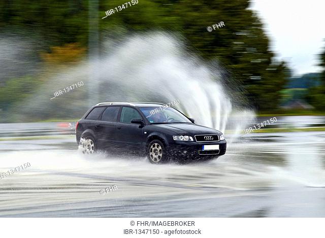 Car, aquaplaning