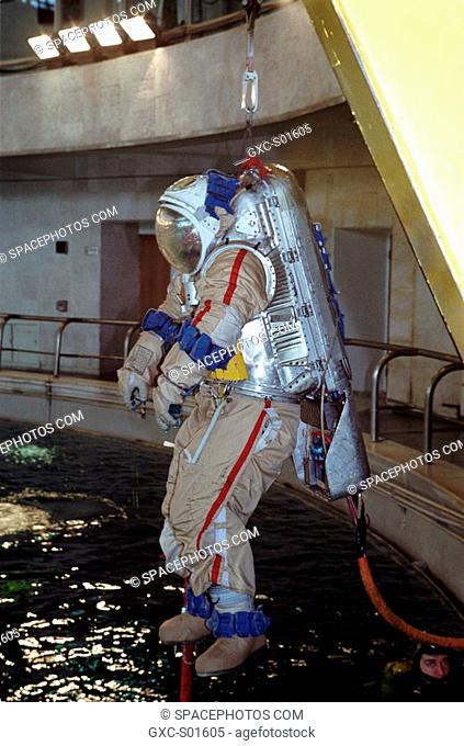 Astronaut William Shepherd, mission commander for ISS Expedition 1, participates in an underwater spacewalk simulation in the Hydrolab facility at the Gagarin...