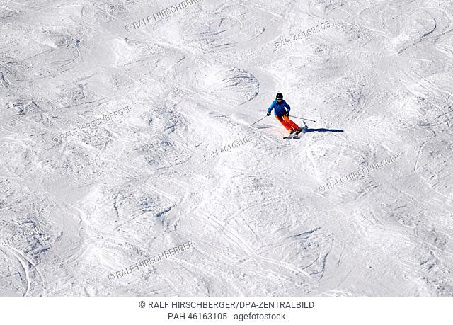 A person skies down the 2, 900 meter high Eggishorn on a sunny day in Fiesch, Germany, 06 February 2014. Photo: RALF HIRSCHBERGER | usage worldwide