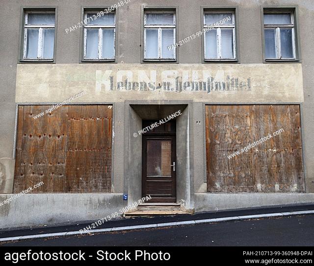 02 February 2021, Saxony, Leisnig: The faded inscription points to a former ""Konsum"" with ""Lebens- u. Genußmittel"". On the street ""Schloßberg"" there are...