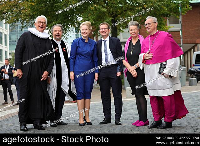 03 October 2023, Hamburg: Chief Pastor Alexander Röder (l-r), Pastor Uwe Onnen, Association of Christian Churches in Hamburg (ACK), Manuela Schwesig (SPD)