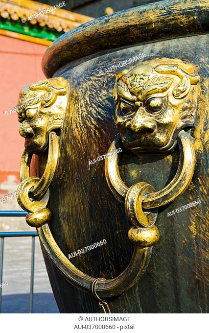 China - Beijing PÚkin - Forbidden City - The Rightness Gate Duanmen - The Palace of Supreme Harmony Taihe dian - Bronze jar