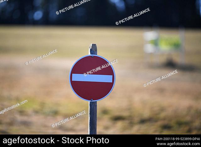 16 January 2020, Baden-Wuerttemberg, Titisee-Neustadt: A ""one-way street sign"" for cross-country skiers stands in front of a green meadow on the cross-country...