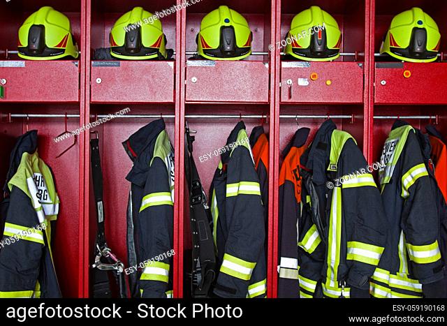 Blick in den säuberlich geordneten und gut organisierten Bekleidungs- und Ausrüstungsspind eines Feuerwehrhauses