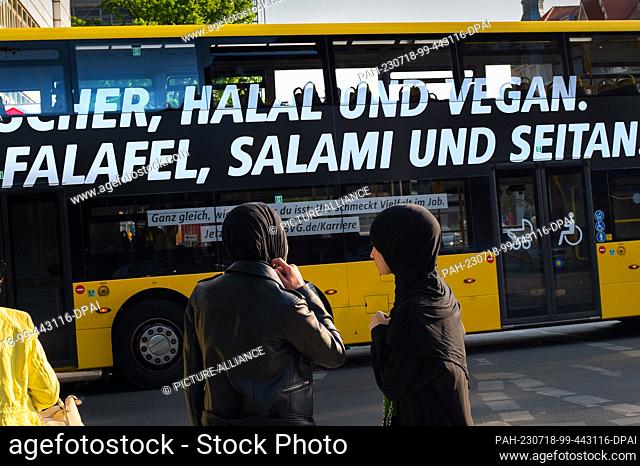 20 May 2023, Berlin: 20.05.2023, Berlin. On a yellow bus of the Berlin public transport company BVG it says ""Kosher, Halal and Vegan, Falafel