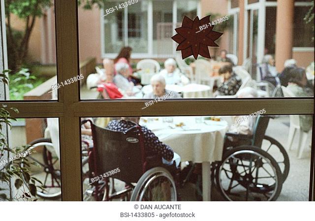 HOME FOR THE AGED<BR>Photo essay from hospital.<BR>Photo essay in nursing home for the elderly in Paris. Restaurant