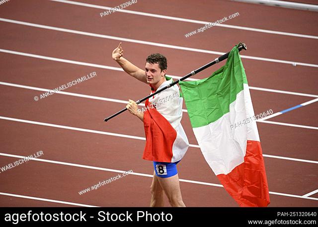 Team Italy ITA, Lorenzo PATTA (ITA), with the Italian flag, jubilation, cheering, joy, cheers, winner, winner, Olympic champion, 1st place, gold medal
