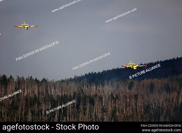 05 September 2022, Lower Saxony, Braunlage: Two firefighting aircraft of the Italian fire department fight the forest fire from the air