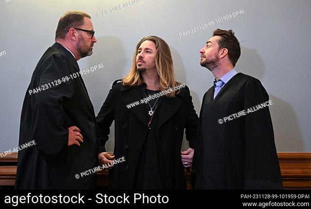 28 November 2023, Saxony, Leipzig: German rock musician Gil Ofarim (M) stands between his defense lawyers Tido Oliver Hokema (l) and Alexander Stevens in the...