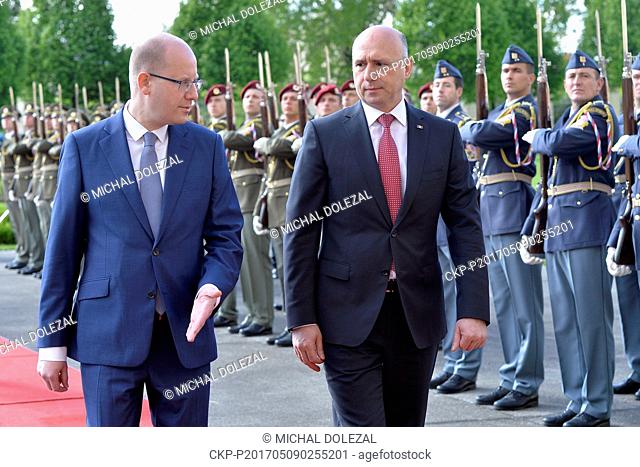 Czech Prime Minister Bohuslav Sobotka (left) meets his Moldovan counterpart Pavel Filip (right) in Prague, Czech Republic, May 9, 2017