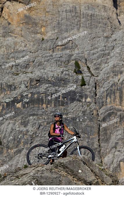 Mountain bike rider at Mt. Kreuzkofel, Naturpark Fanes-Sennes-Prags, Trentino, South Tyrol, Italy, Europe
