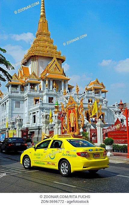Taxi in Bangkok vor dem Wat Traimitr, Thailand, Asien
