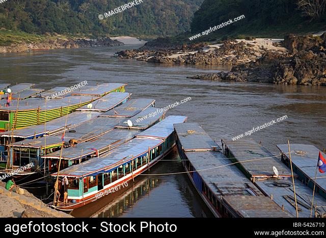 Longboats on the Mekong, Pak Beng, Pakbeng, Mekong, Oudomxai Province, Laos, Asia