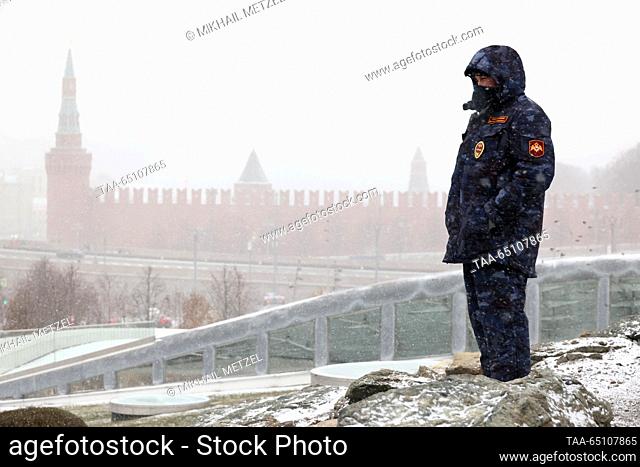 RUSSIA, MOSCOW - NOVEMBER 23, 2023: Security officer is seen in Zaryadye Park during a snowfall. Mikhail Metzel/TASS
