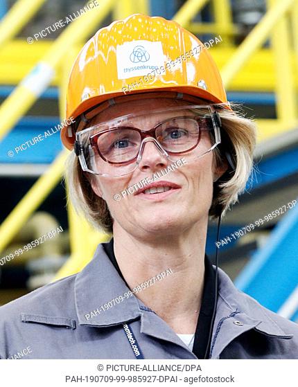 09 July 2019, North Rhine-Westphalia, Duisburg: Anja Karliczek (CDU), Minister of Education and Research, informs herself about the functioning of the gas...
