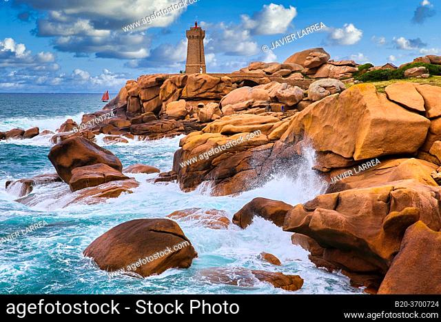 Mean Ruz lighthouse, Giant rocks at the Côte de Granit Rose (Pink Granite coast), Ploumanac'h, Perros-Guirec, Bretagne, Brittany, France