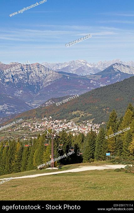 Die Hochebene von Folgaria welche sich an den Südhängen des Monte Cornetto  eines Berges der Vizentiner Alpen befindet