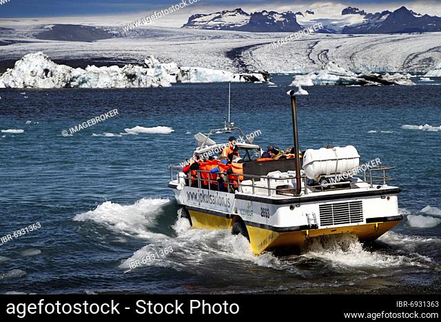 Amphibious vehicle, boat with tourists, icebergs, floating ice chunks, glacial ice, glacier, calving glacier, glacier lagoon, glacier lake