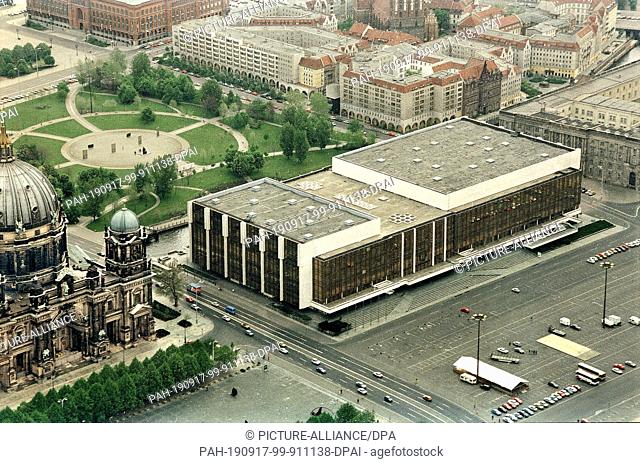 01 January 1991, Berlin: The Palace of the Republic, Schlossplatz. On the right side of the picture the Berlin Cathedral