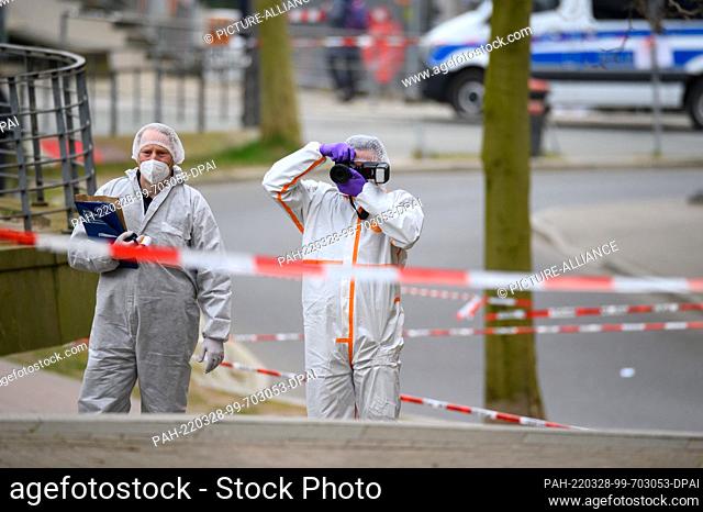 28 March 2022, Hamburg: Investigators work near the crime scene cordoned off with flutter tape. A passerby found a lifeless man on the Michelwiese in Hamburg...
