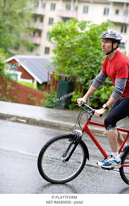 Man riding mountain bike in city