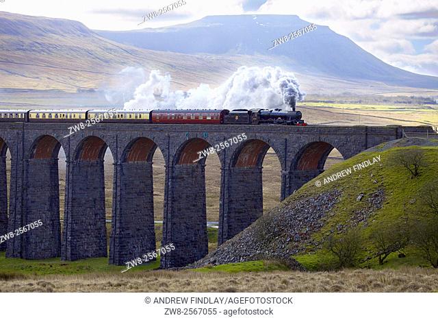 Ribblehead Viaduct. Steam train LMS Jubilee Class Leander 45690. Settle and Carlisle Railway, Yorkshire Dales National Park, United Kingdom